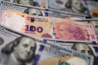 La pizarra mostró al dólar blue a $900, aunque en Tucumán se negoció a $1.200
