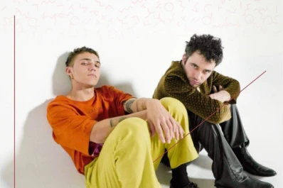 Koino Yokan es el número central de la fiesta Mono Blue