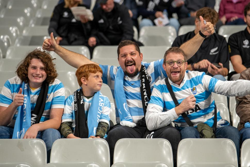 PRESENTES. La hinchada argentina aportó todo el color y fervor en las semifinales ante los All Blacks. Sonrisas, aplausos y cantos se apoderaron de la noche francesa. fotos de christian más - prensa uar