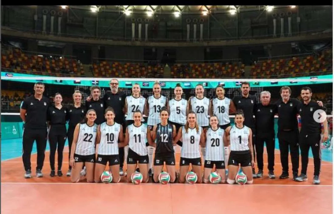 ANTES DE GANAR. Las Panteras posan para la clásica foto de equipo. Corbalán (camiseta 11) y Pérez (22) son las tucumanas en el equipo.