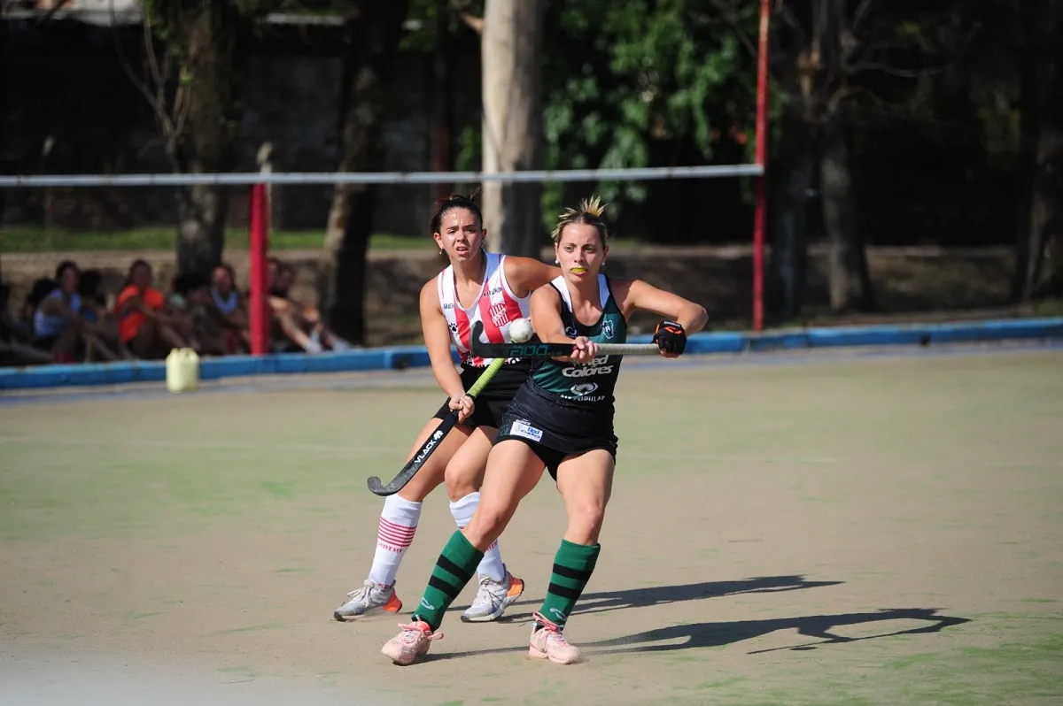 GRAN TORNEO. La delantera Tucumán Rugby Paula Gutiérrez intenta controlar la bocha ante la marca de Solana Bravo, de San Martín. LA GACETA/DIEGO ARÁOZ.