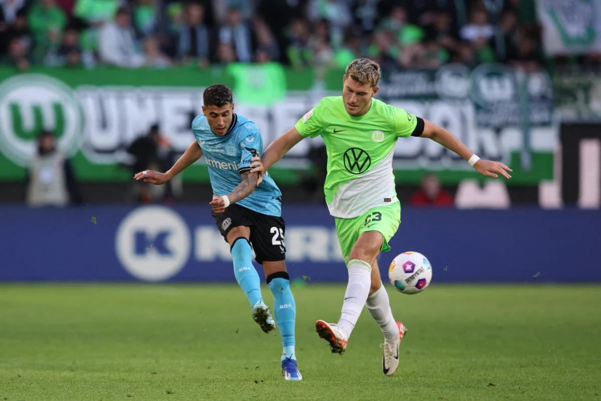 PRESIÓN. Palacios va al cruce del balón. El famaillaense aporta juego y marca también.