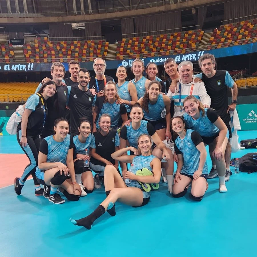 ILUSIONADAS. Las jugadoras de las “panteras” posaron felices en la previa al debut de hoy contra Puerto Rico. twitter @Voley_FeVA