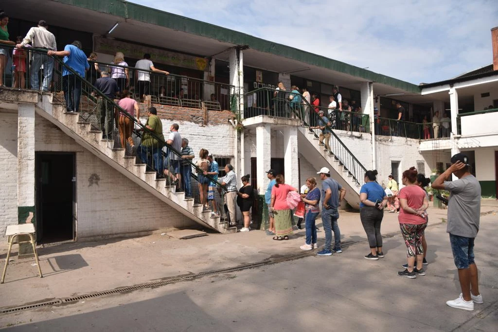 En algunas escuelas, largas colas