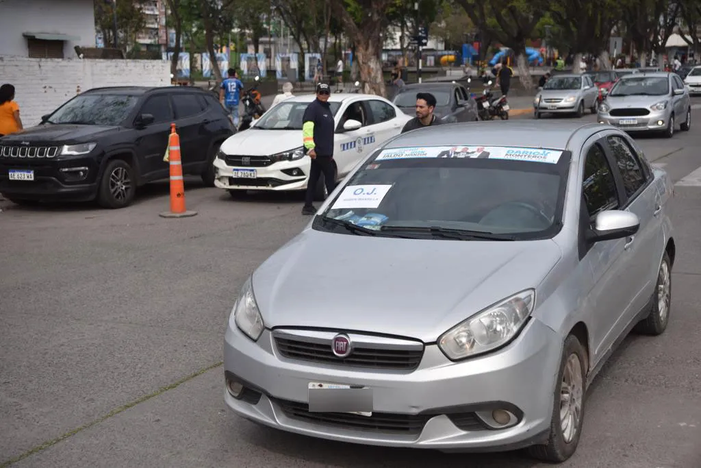 EN LA ZONA ESTE. Algunos movilizadores llevaban las siglas. LA GACETA / FOTO DE INÉS QUINTEROS ORIO