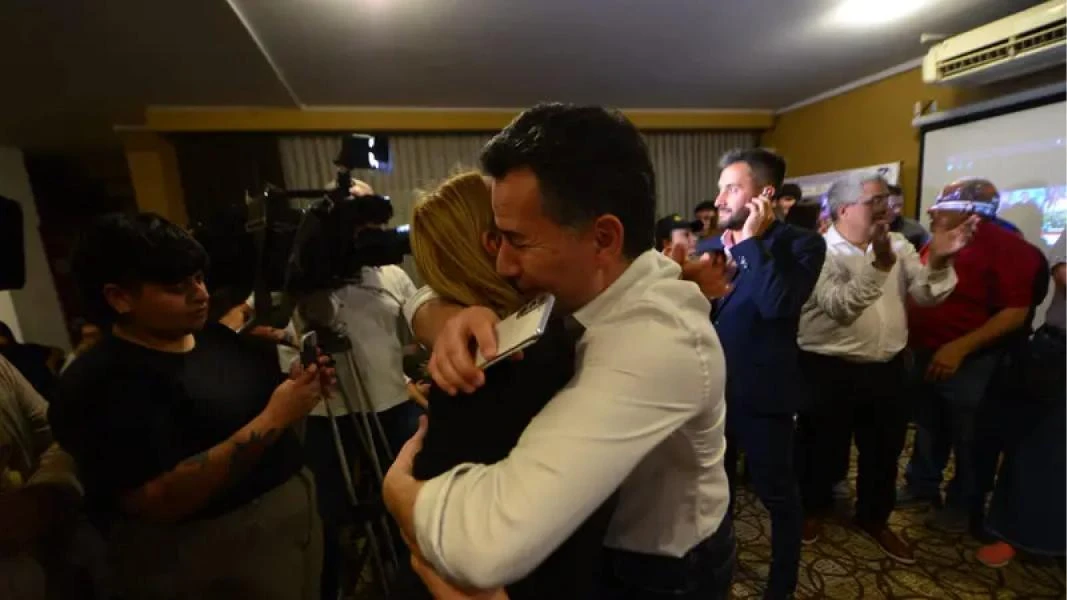 Ibáñez y Bornoroni, festejan en el búnker de La Libertad Avanza. Foto: Javier Ferreyra