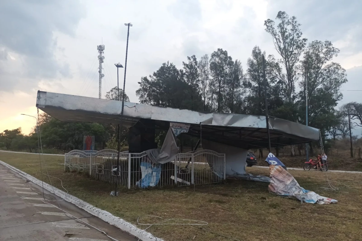 Video: intensa tormenta y fuertes ráfagas de viento en Burruyacu