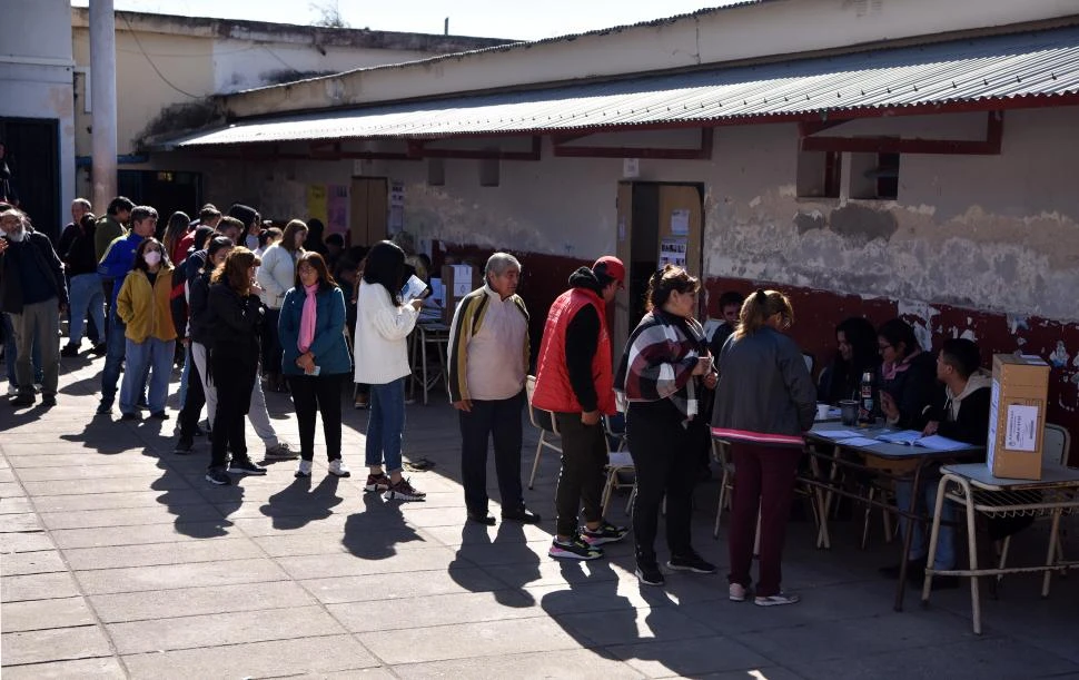 MOMENTO DE DECISIÓN. Los argentinos se preparan para definir en las urnas quién comandará el país en los próximos años. LA GACETA / FOTO DE INÉS QUINTEROS ORIO