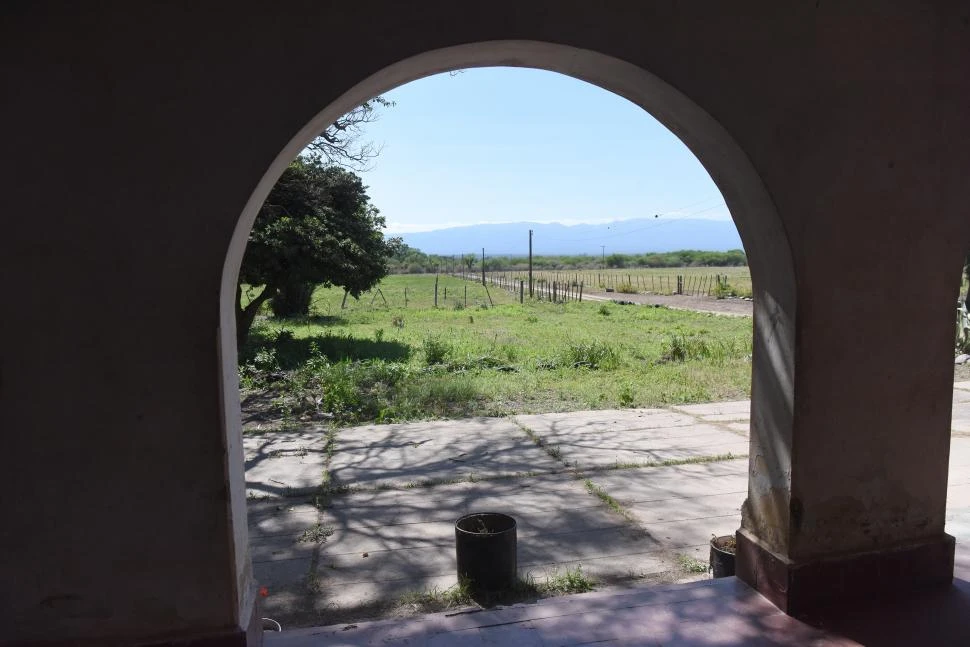 GALERÍA. Desde aquí se vieron las luces que sobrevolaban la zona de la alambrada al fondo. LA GACETA / FOTOs DE Analía Jaramillo