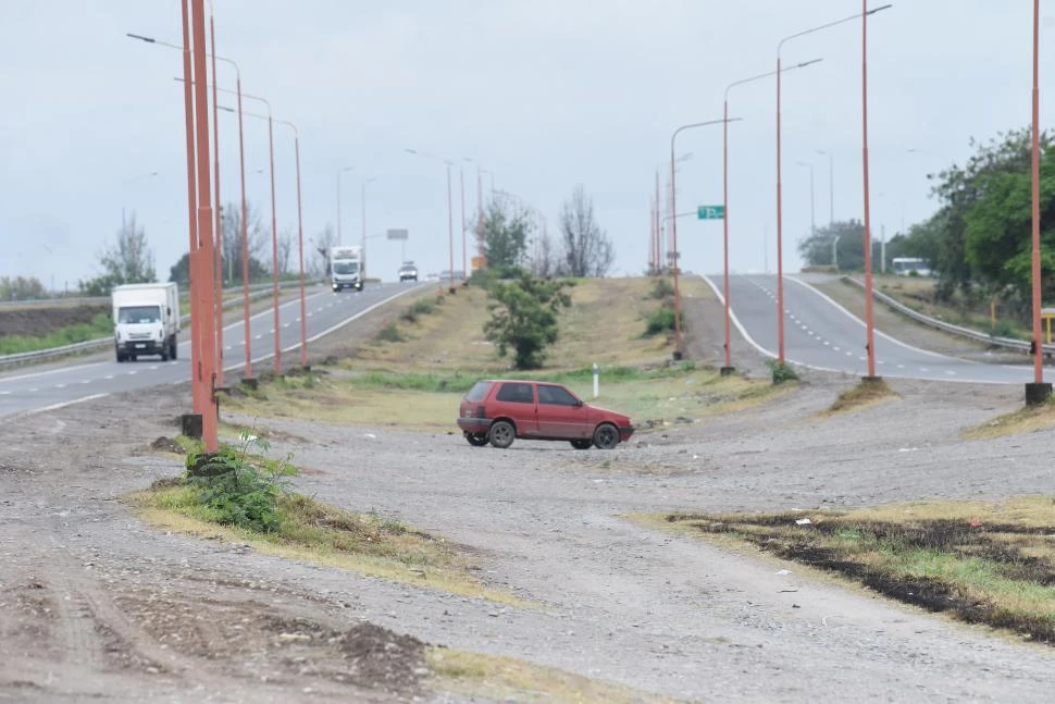 PELIGRO CONSTANTE. Los cruces ilegales proliferan en las zonas más pobladas de la Avenida de Circunvalación. LA GACETA / FOTOs DE Analía Jaramillo