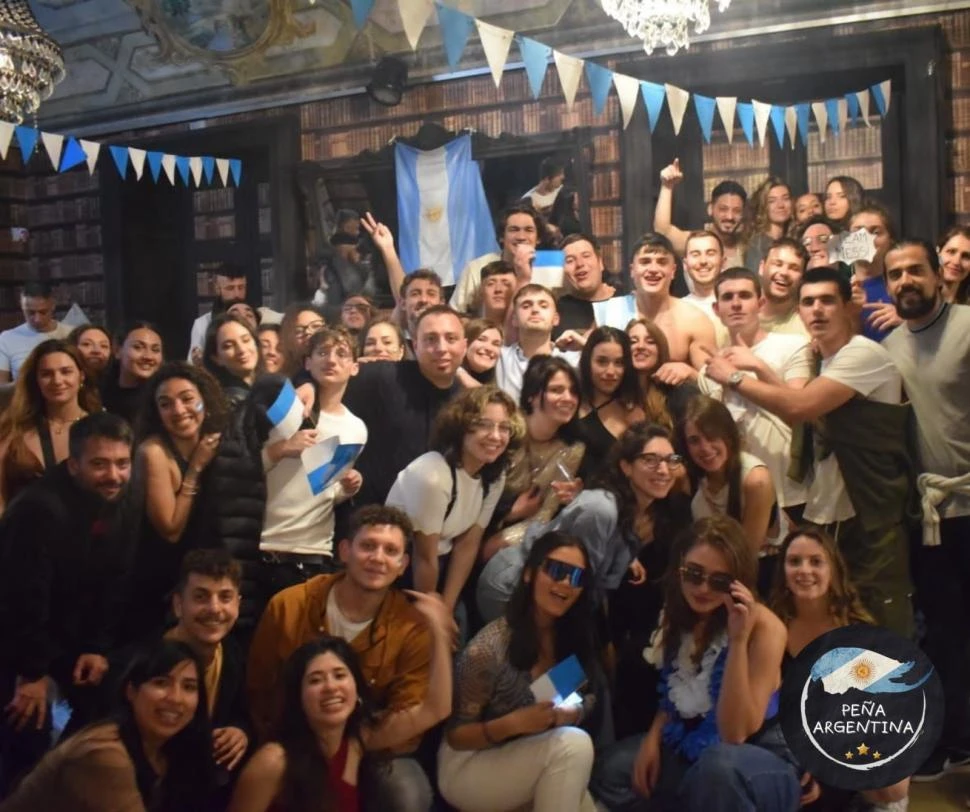 TODOS JUNTOS. Argentinos por el mundo se reúnen alrededor de la peña que organiza García Zavalía.