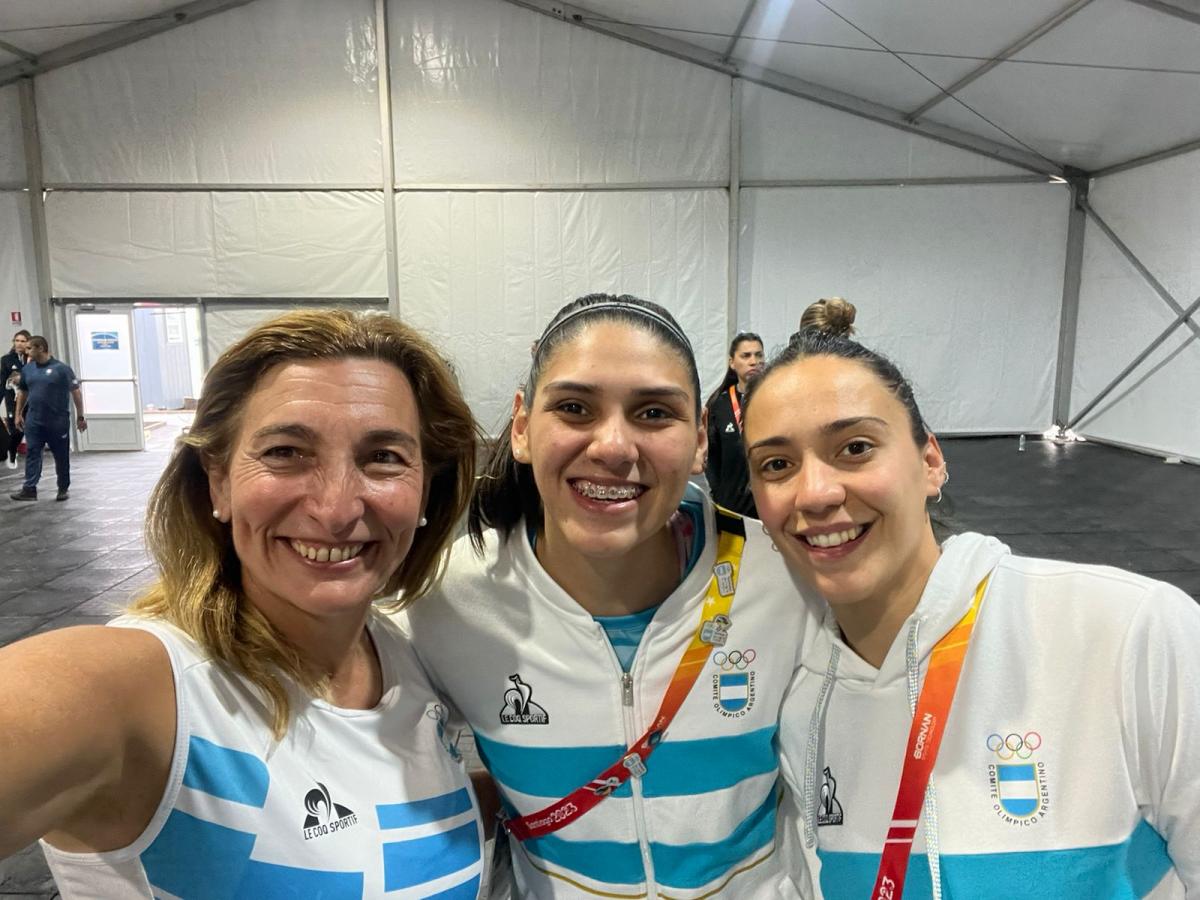 EN LA VILLA PANAMERICANA. Las tucumanas coincidieron en el gimnasio. Mercedes Paz, capitana del equipo de tenis femenino; Nicole Pérez y María de la Paz Corbalán, de la Selección Argentina de voley, aspiran a ganar alguna medalla.