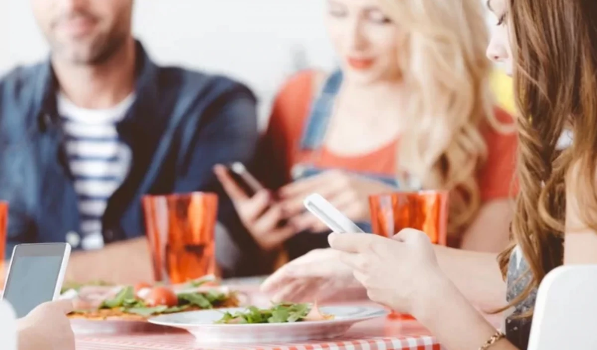 Por qué nunca deberías comer viendo el celular