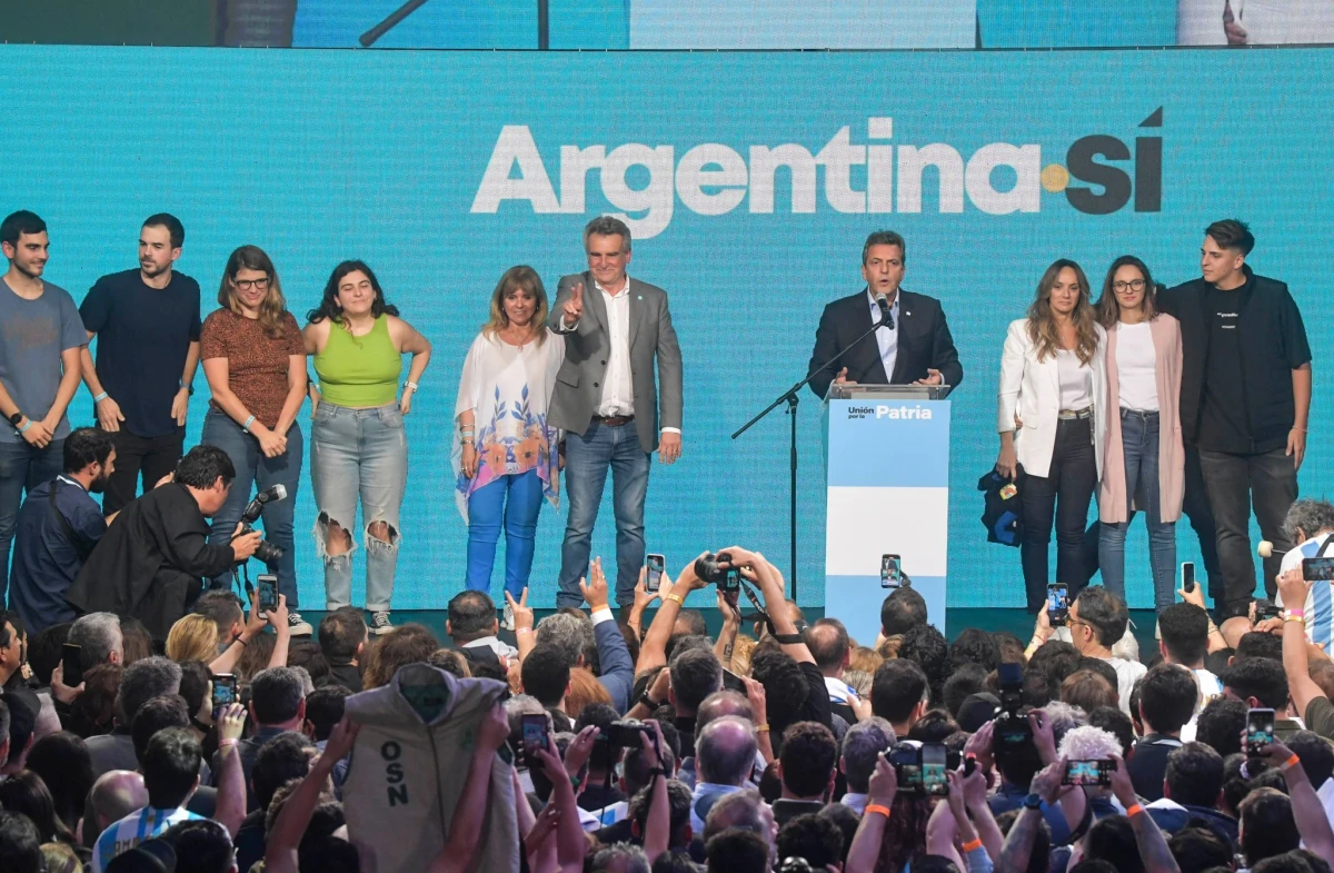 ELECCIONES 2023. Agustín Rossi junto a Sergio Massa y otros dirigentes de Unión por la Patria en el búnker.