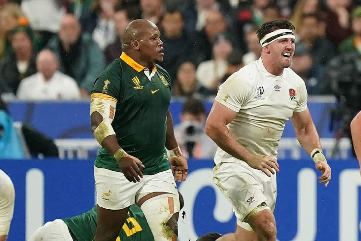 EN LA MIRA. Bongi Mbonambi habría insultado a Tom Curry (derecha), durante las semifinales del Mundial. FOTO TOMADA DE MARCA.