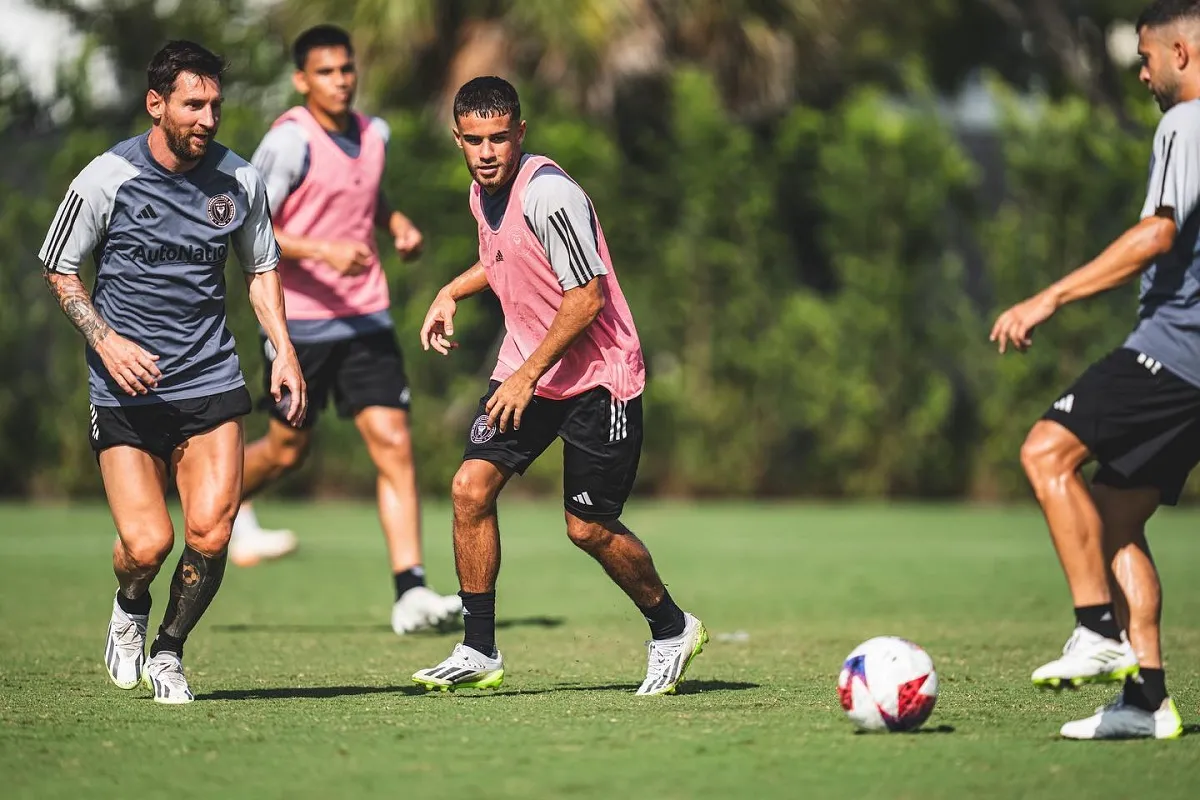 JUNTOS. Messi recibe una pelota de Jordi Alba ante la marca del dominicano Edison Azcona. FOTO TOMADA DE INSTAGRAM.