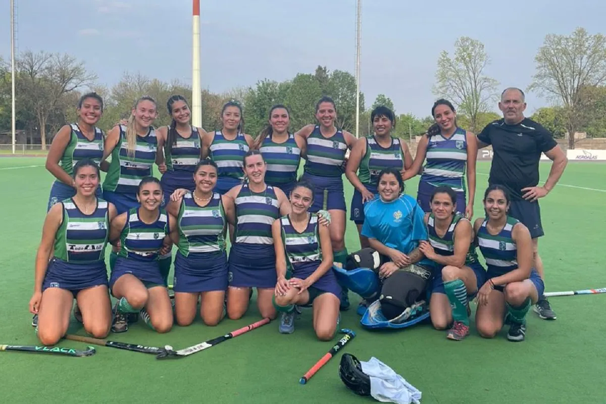 LISTAS. La Querencia deberá ganar la serie para quedarse un año más en Primera División de hockey femenino. FOTO GENTILEZA DE NATIVIDAD JIMÉNEZ.