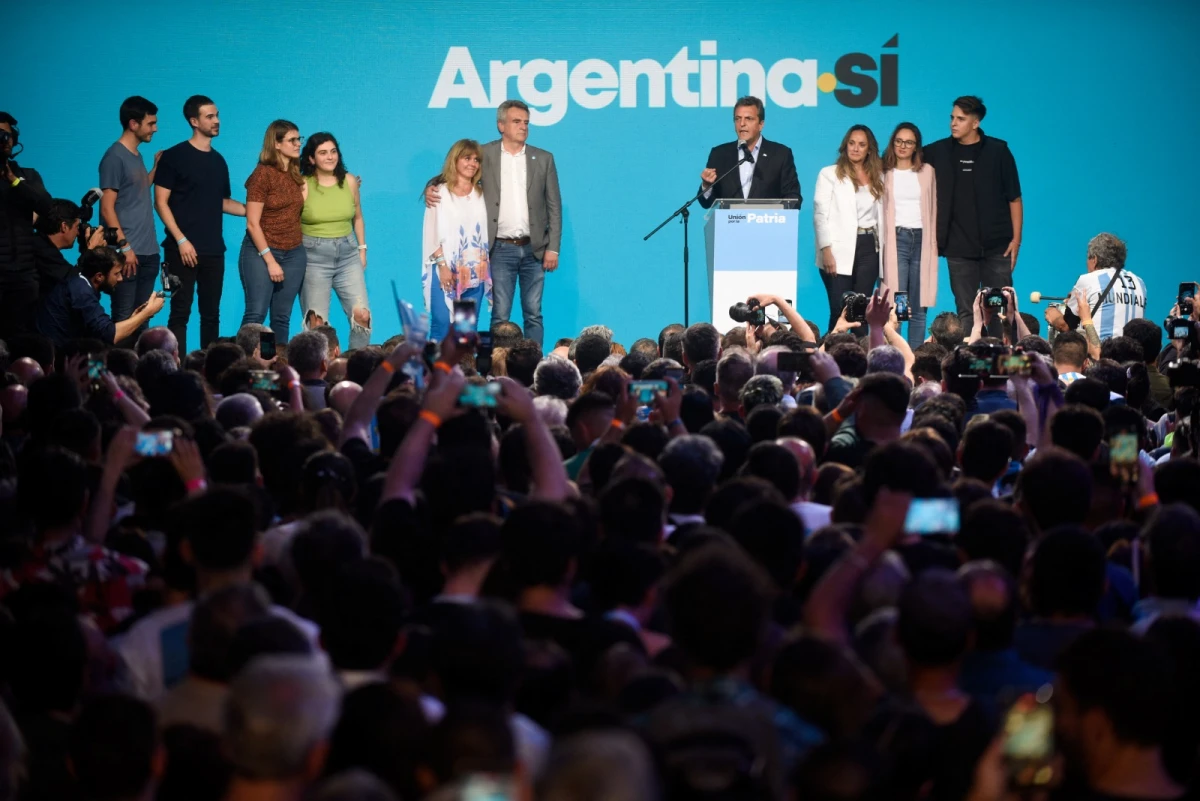 EN EL ESCENARIO. Massa se mostró emocionado durante su discurso. 