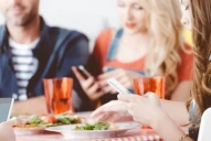 Por qué nunca deberías comer viendo el celular