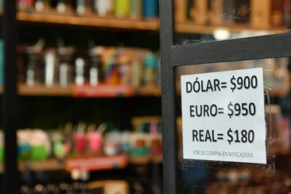 Se espera más emisión, con el dólar contenido hasta el balotaje y un diciembre “complicado”