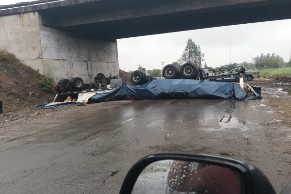 Un camión cayó al vacío en un puente de la autopista Tucumán-Famaillá