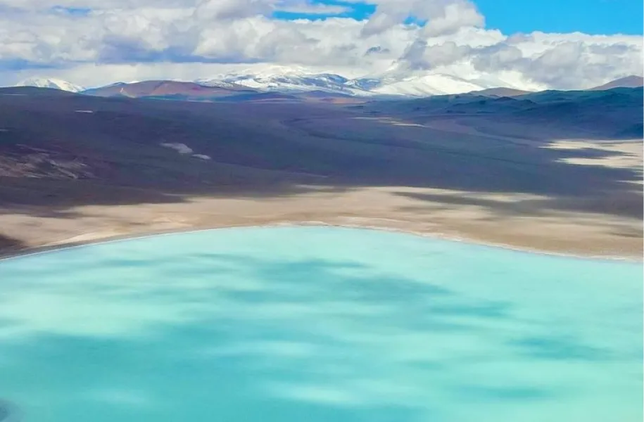 El color de la laguna contrasta con el de las montañas