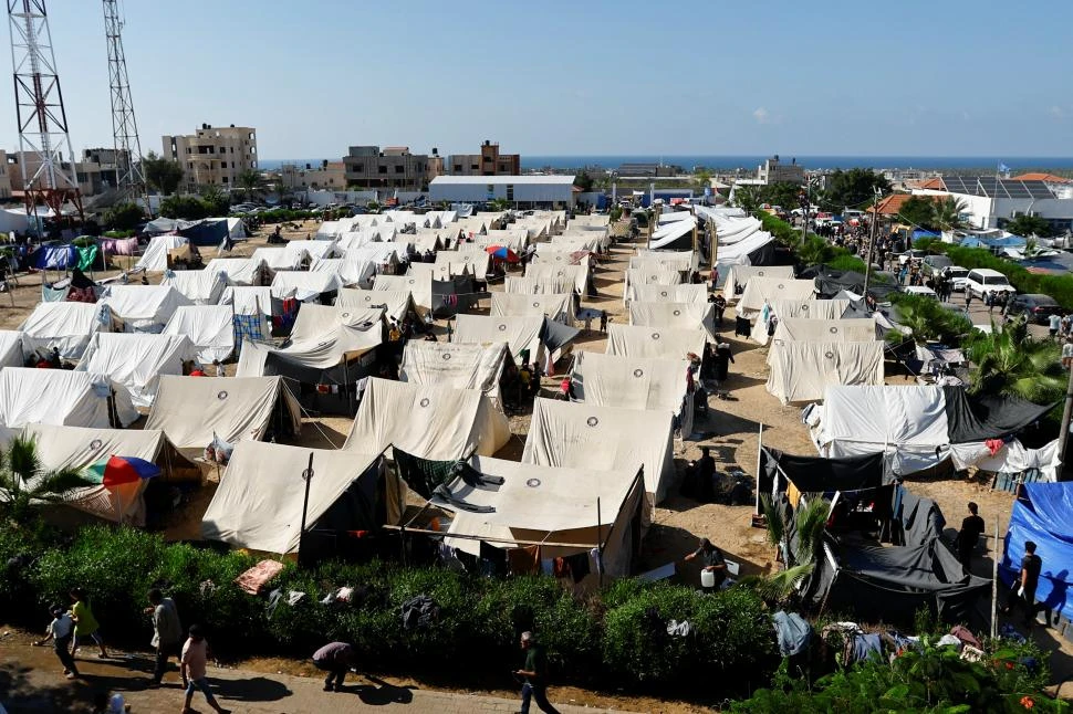 EN CARPAS. Los palestinos que tuvieron que huir de sus casas en medio de los bombardeos israelíes ahora viven en un campamento de Naciones Unidas, luego del llamado de Israel para que abandonen el norte de Gaza.