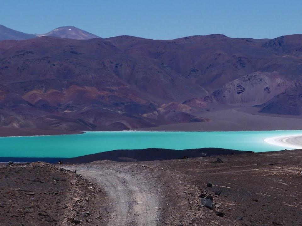Vacaciones 2023/24: el Balcón de Pissis, un imperdible espejo azulado de agua en Catamarca