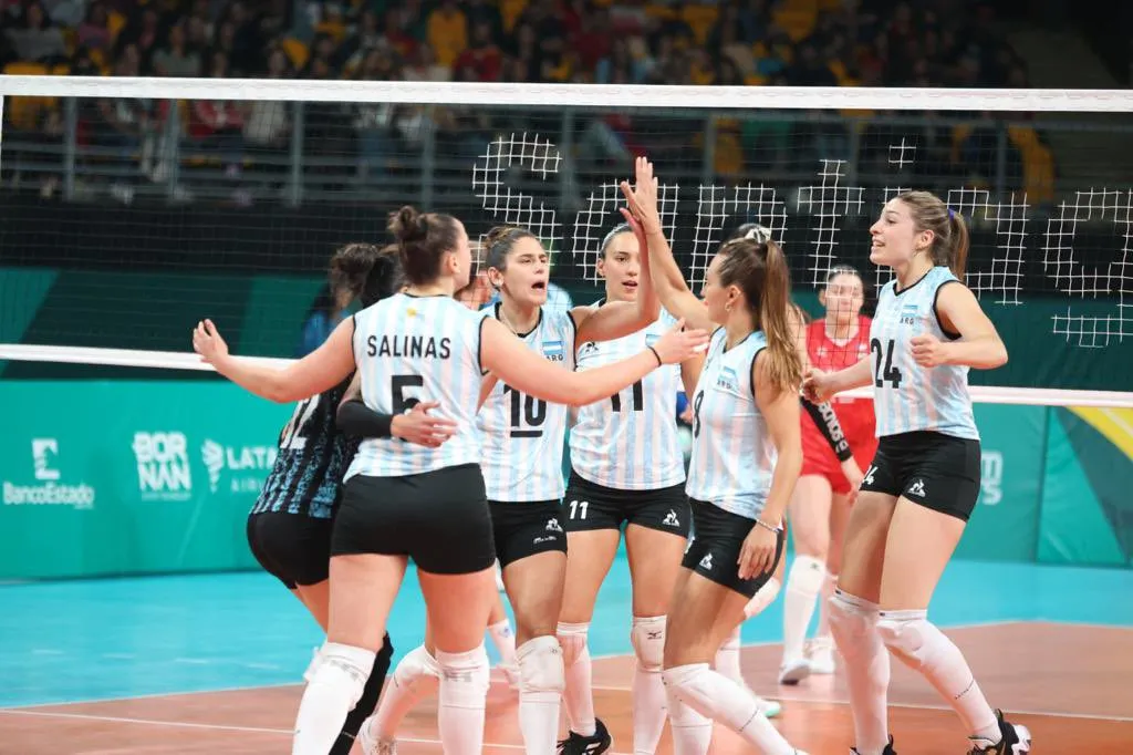 FELICIDAD. Las Panteras, con la tucumana Corbalán (camiseta 11), festejan uno de sus puntos.