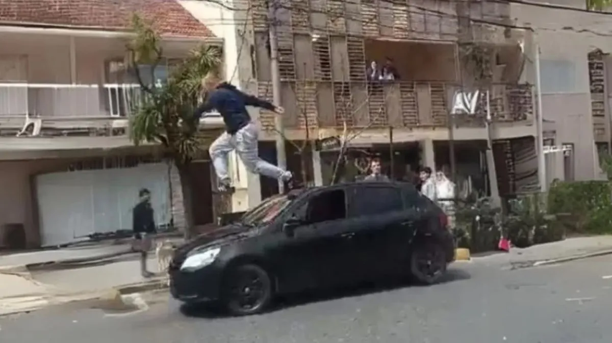 Le quitaron la licencia de conducir al hombre que saltó sobre el capot y el techo de un auto