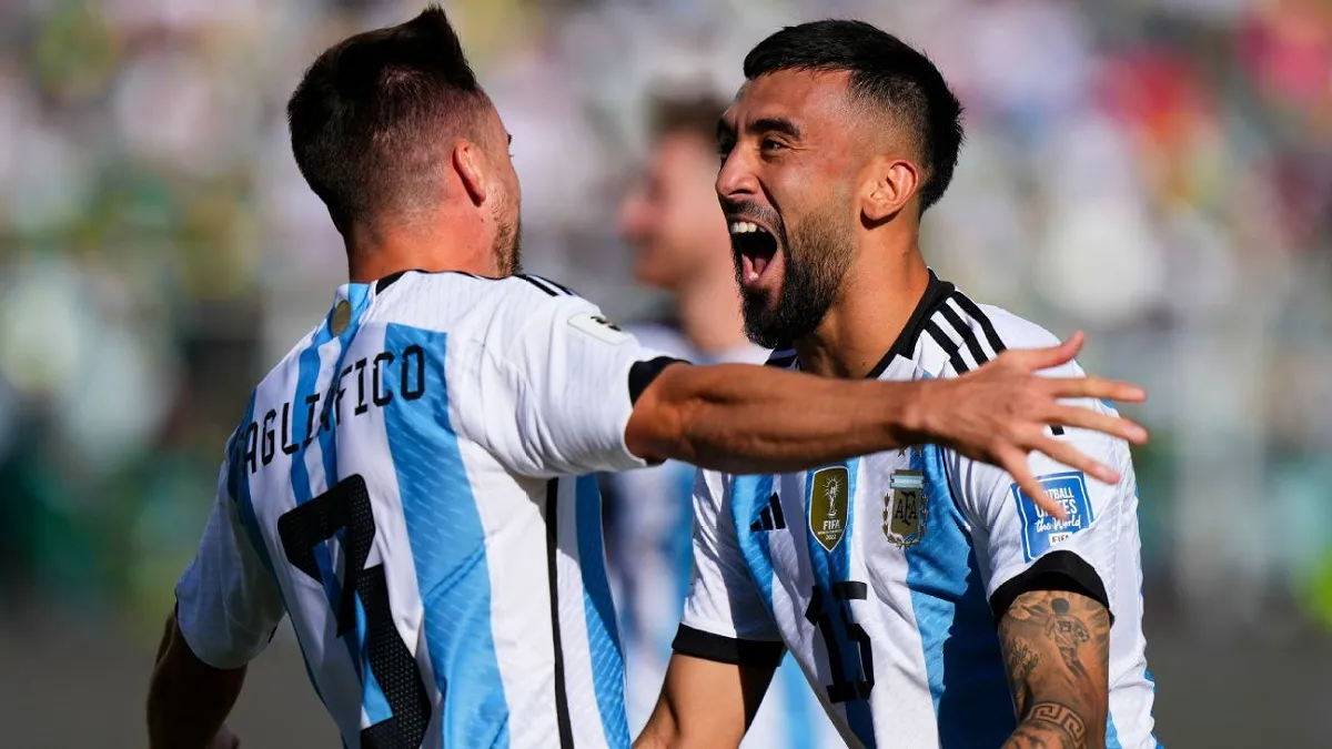 FESTEJO DE GOL. González celebra el gol que le marcó a Bolivia, junto a Nicolás Tagliafico. FOTO DE ESPN.