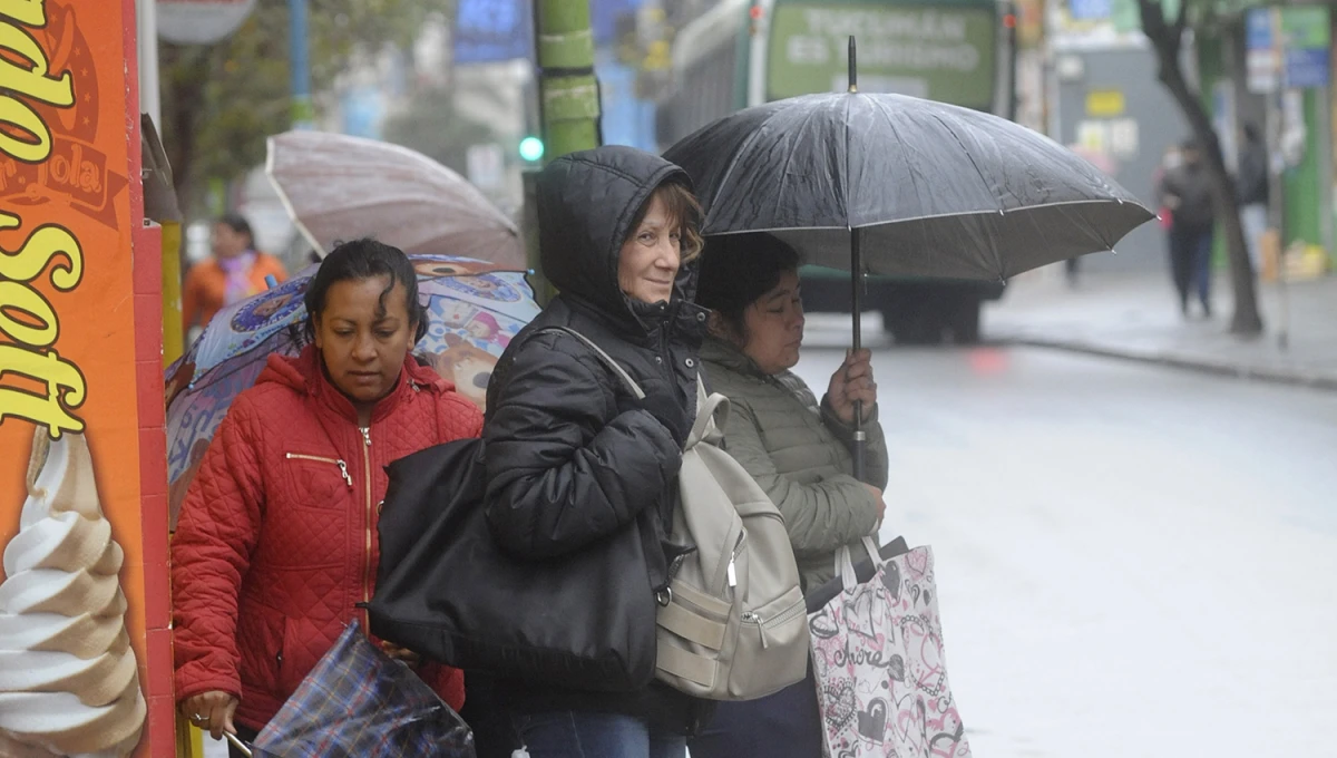CON PARAGUAS. El pronóstico anticipa jornadas con precipitaciones de diferentes intensidades en toda la provincia.
