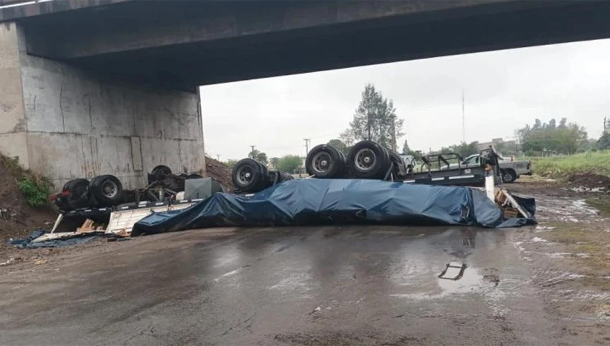 MILAGRO. El conductor sobrevivió a una caída de casi seis metros de altura.