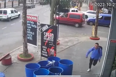 Video: corría para llegar a su trabajo, lo confundieron con un ladrón, lo atraparon y lo golpearon