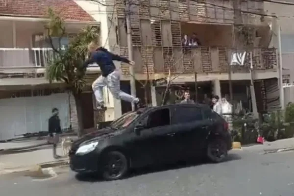 Le quitaron la licencia de conducir al hombre que saltó sobre el capot y el techo de un auto