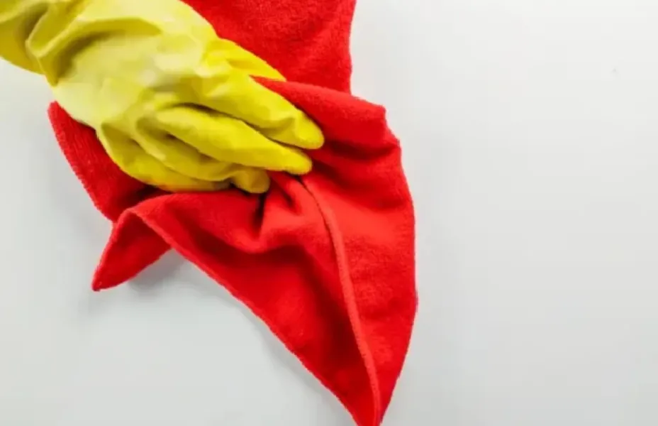 Limpiar con un trapo rojo para atraer la buena suerte