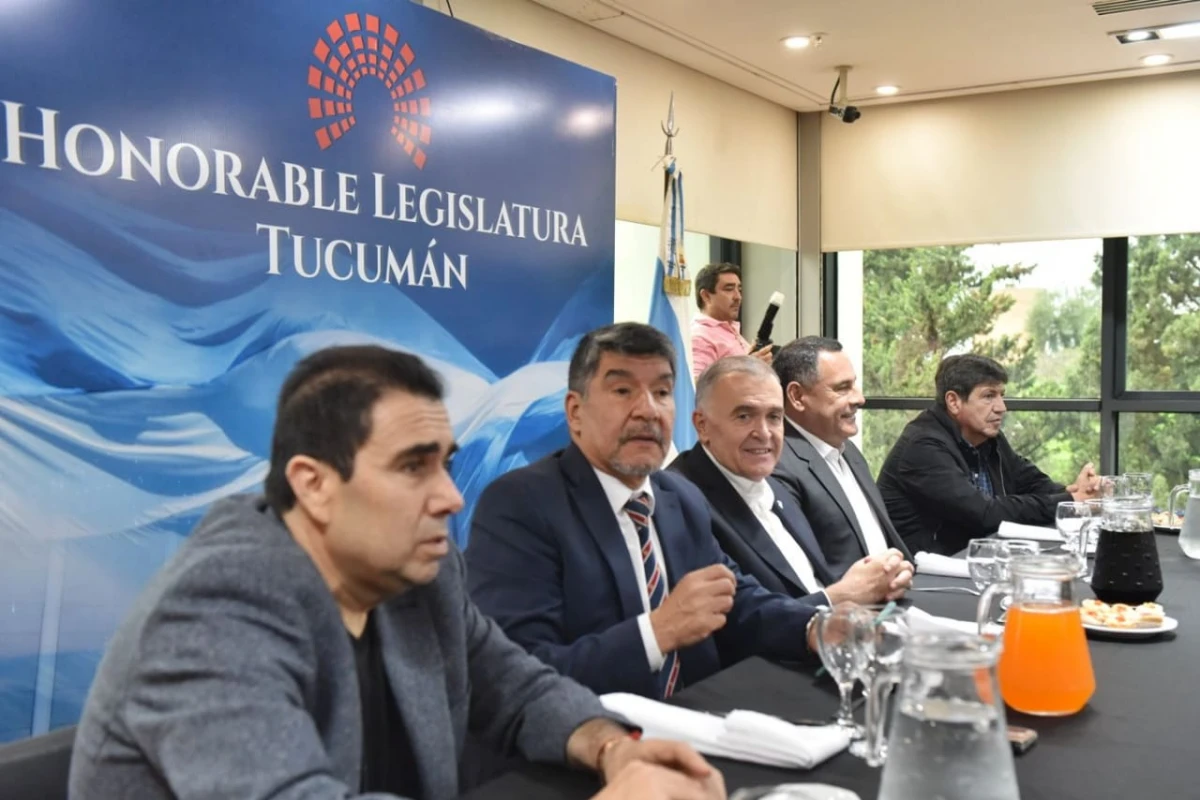 EN LA CONDUCCIÓN. Jaldo y Acevedo, junto a Mansilla, a Regino Amado y a Aldo Salomón. Foto de Prensa HLT