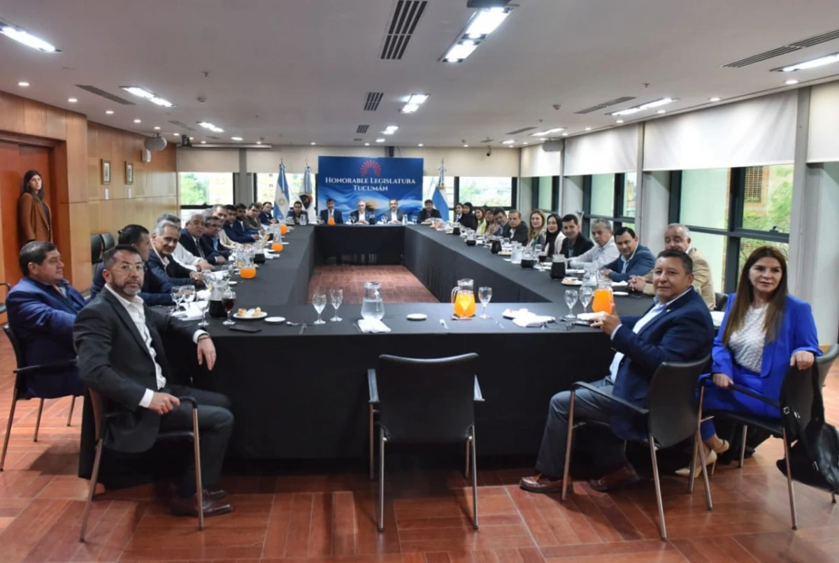 LARGA MESA. Los 34 legisladores electos por el PJ, junto a Jaldo y a Acevedo. Foto de PRENSA HLT