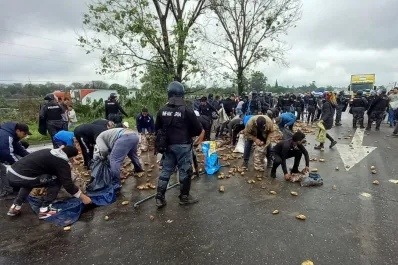 Tensión: vecinos lograron llevarse las papas tras un choque de un camión con un taxi