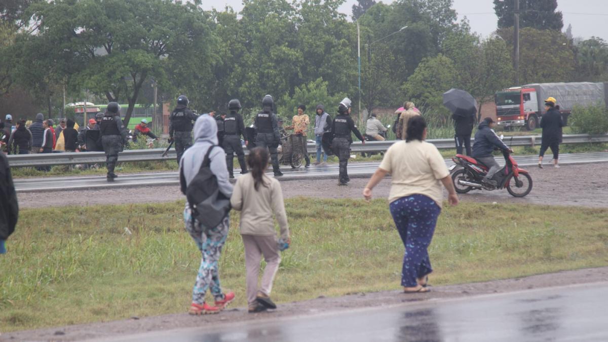 Así fue el momento en el que un grupo de vecinos intentó llevarse papas de un camión volcado