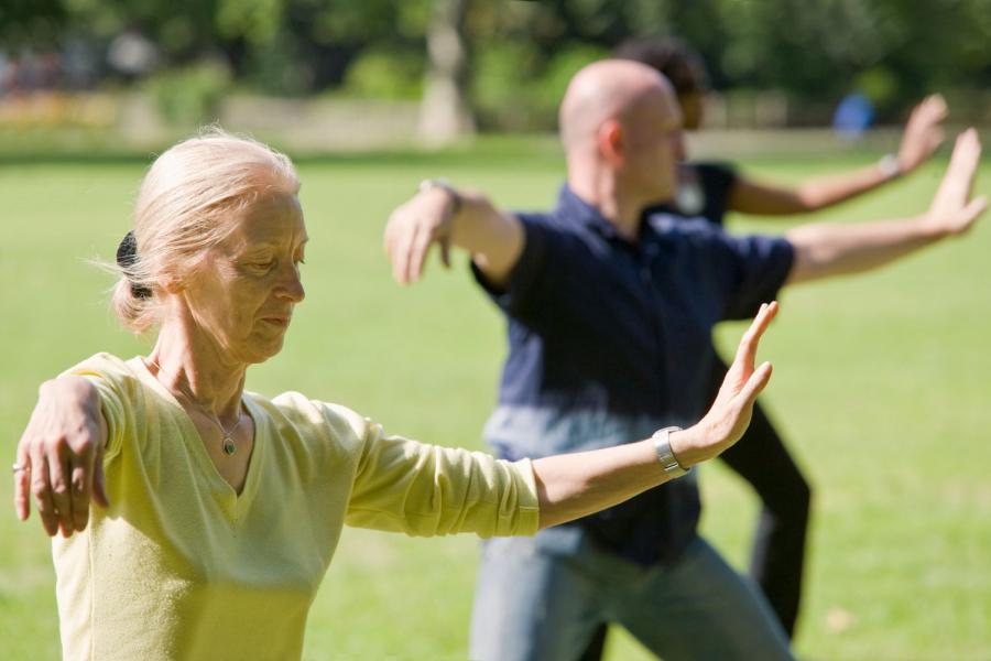 El tai chi es un arte marcial chino que combina movimiento y relajación