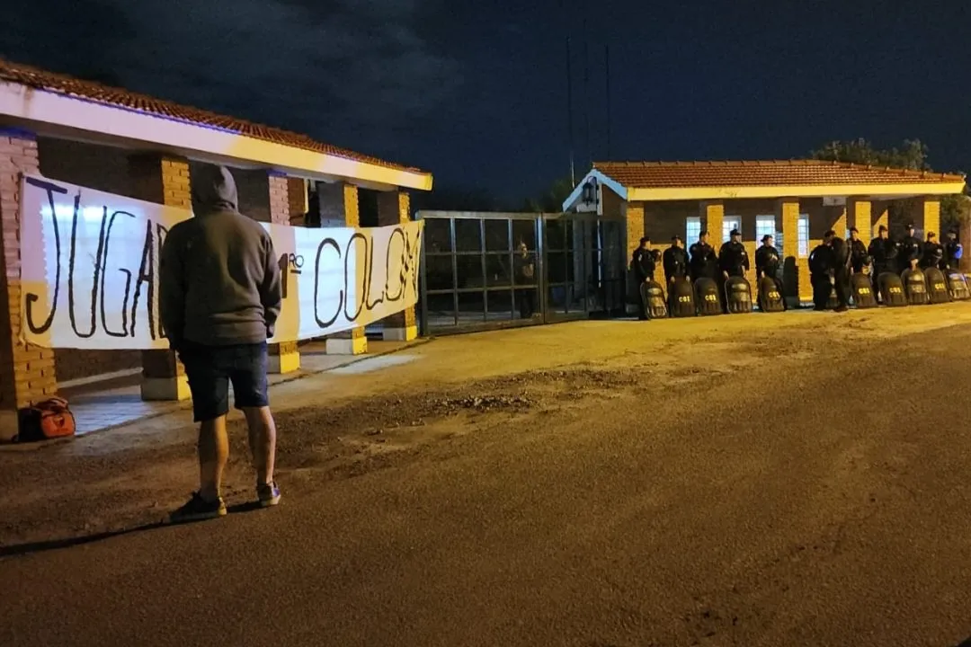 CLIMA TENSO. Luego de la derrota, los hinchas de Colón colgaron una bandera en el predio 4 de Junio y apedraron el colectivo que trasladaba al plantel profesional. FOTO TOMADA DE TWITTER.