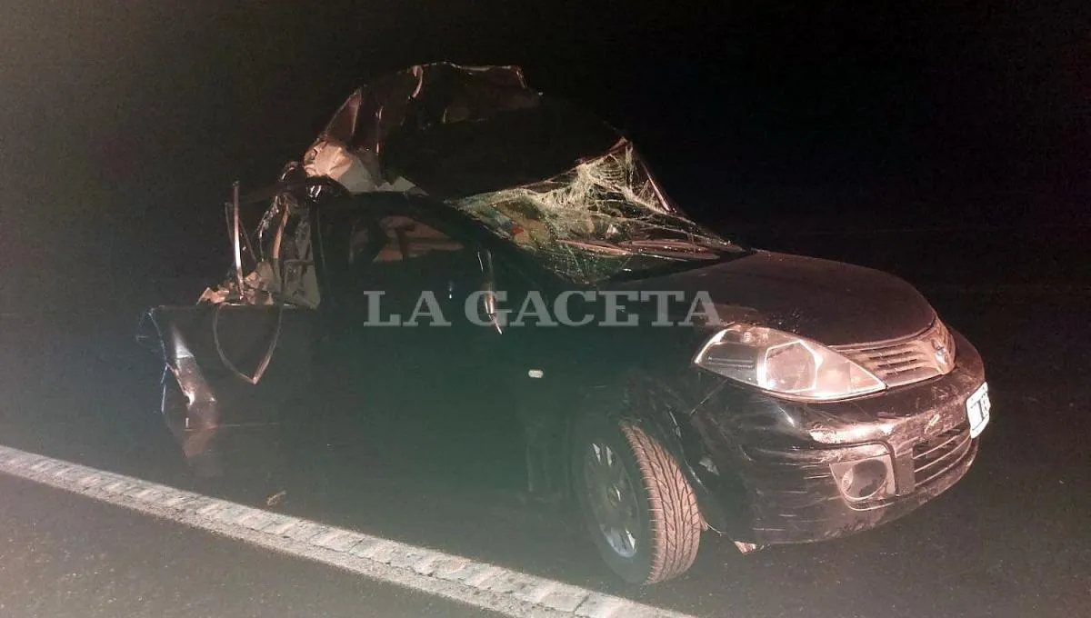 EN LA MADRUGADA. Así quedó el auto en el que se traslaba Eduardo Ale. FOTO GENTILEZA DE EL VOCERO