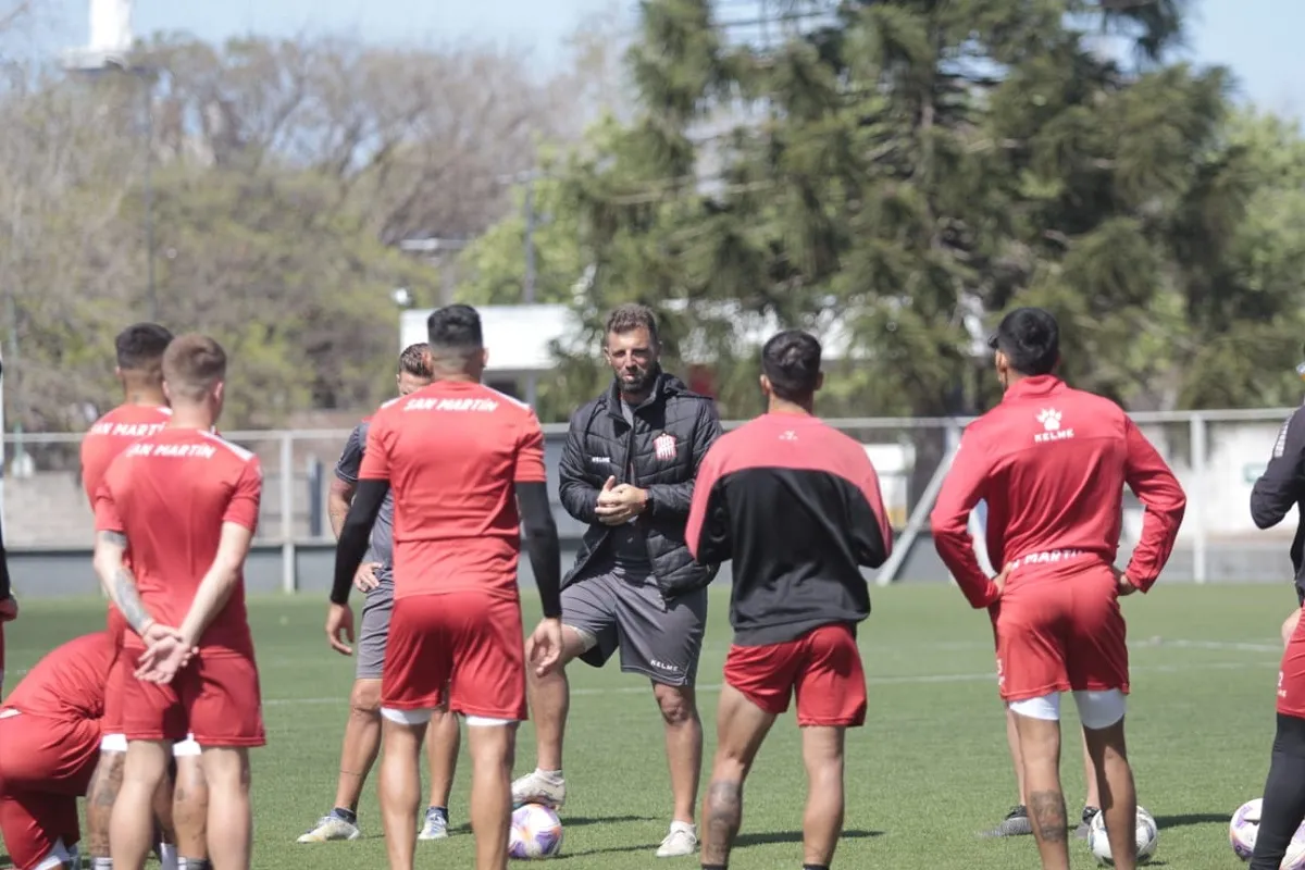 ENFOCADOS. Frontini ultima detalles para el duelo de mañana ante Deportivo Riesta. FOTO DE CASMOFICIAL.