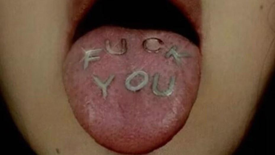 “Para todos/as que pierden tiempo observando mi vida”, tuiteó, con una foto de un rostro y cuya lengua escrita dice “fuck you”.