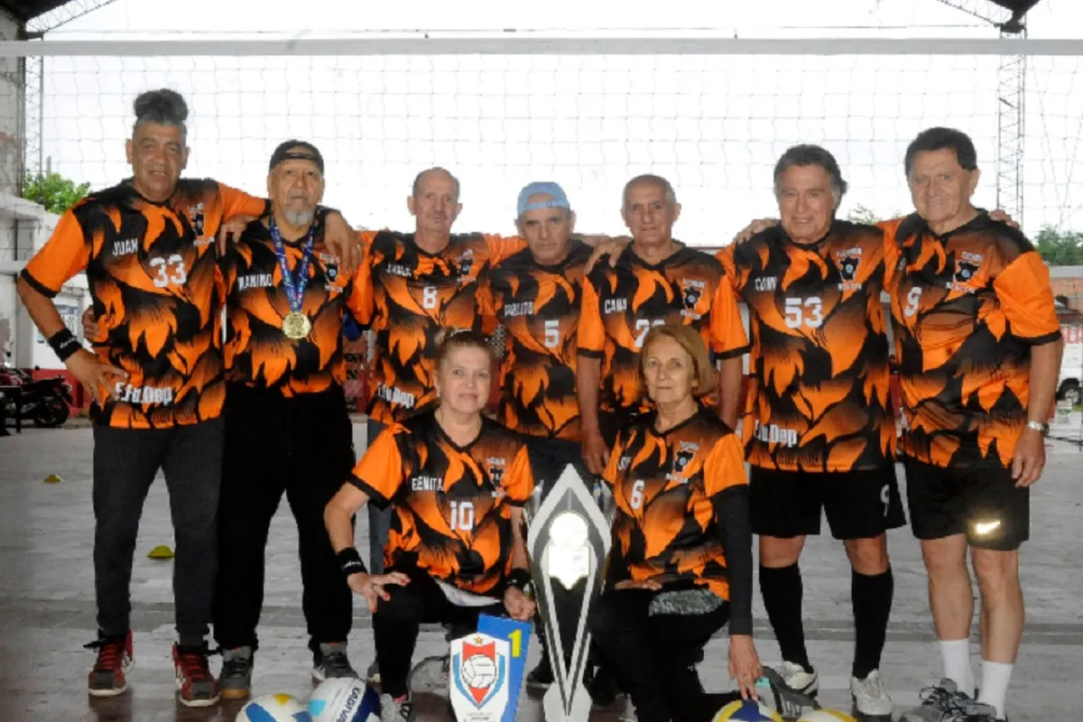 PLANTEL COMPLETO. El seleccionado tucumano +70 de newcom posa para las cámaras, junto a todos los trofeos. LA GACETA/ ANTONIO FERRONI.