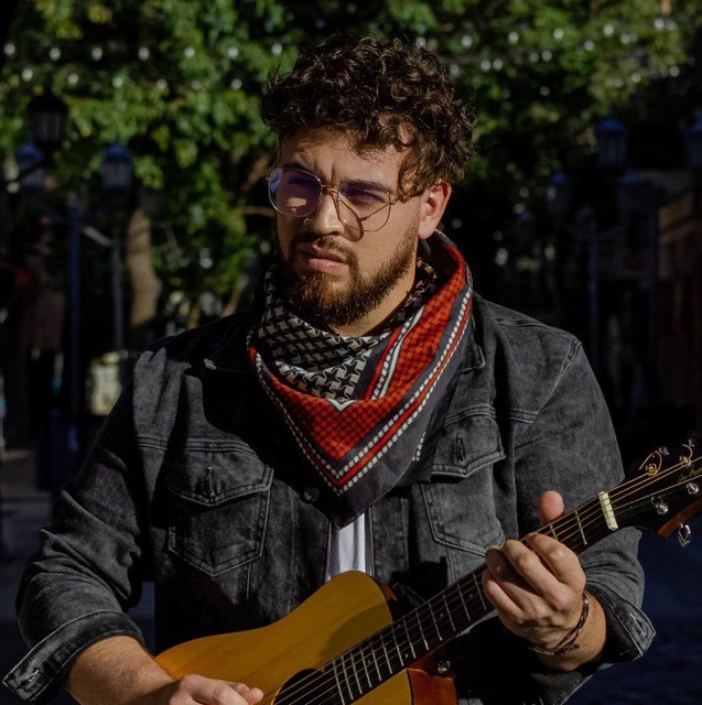 CANCIONERO REVERSIONADO. Agustín Isasmendi reside en Catamarca.