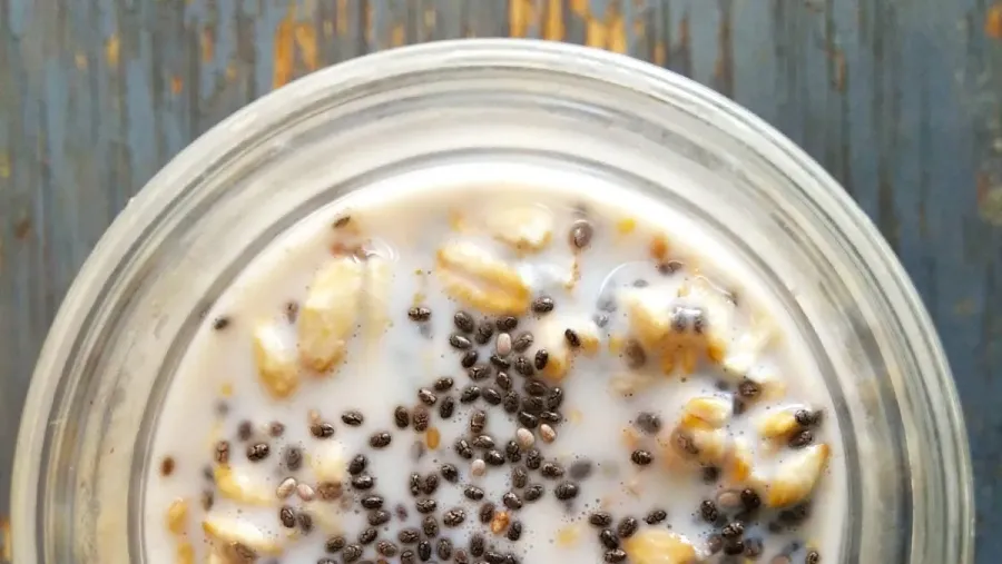 Un desayuno saludable con avena y las semillas de chía tiene numerosos beneficios.
