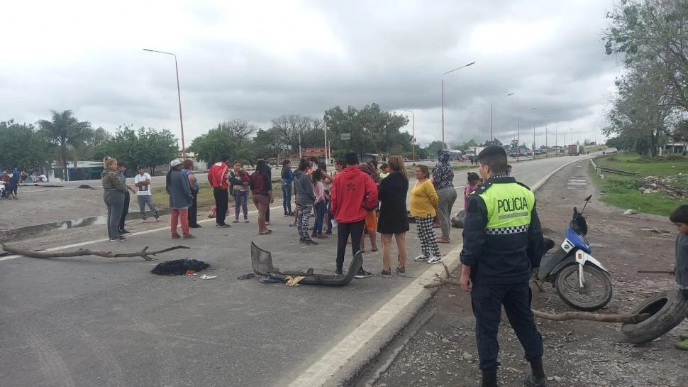 NEGOCIACIÓN. Los manifestantes no aceptaron entregarle un petitorio a los policías para las autoridades.