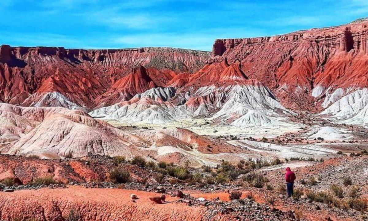 Vacaciones 2023/24: descubrí el fantástico pueblo de dos calles rodeado de un paisaje de otro planeta